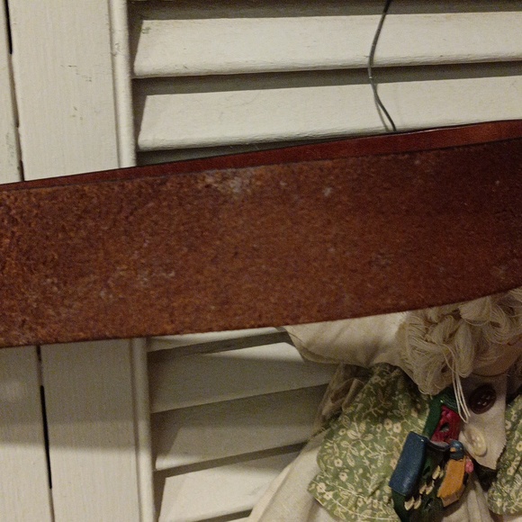 Woman's leather belt.. beautiful belt been sitting in my closet..to small for me - Picture 15 of 16